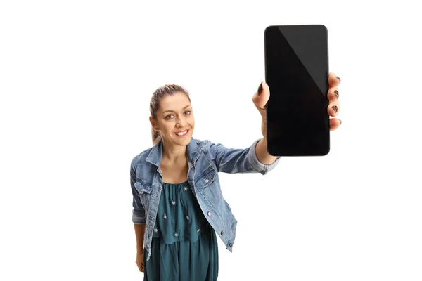 Jonge Vrouw Met Mobiele Telefoon Scherm Voorkant Van Camera Geïsoleerd — Stockfoto