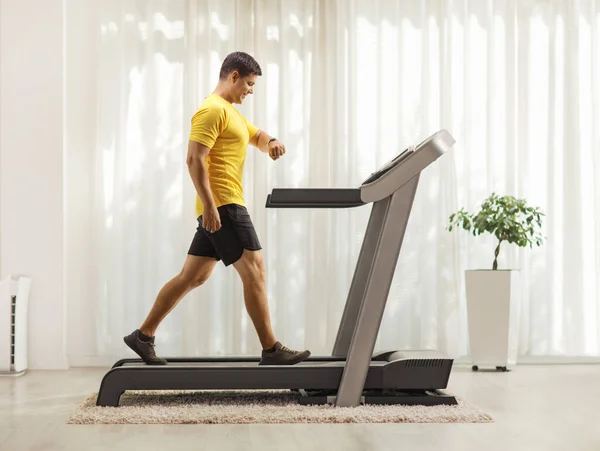 Hombre Ropa Deportiva Ejercitándose Una Cinta Correr Mirando Reloj Inteligente —  Fotos de Stock