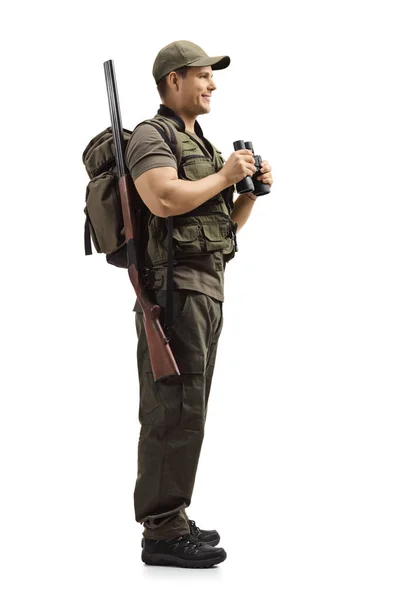 Üniformalı Bir Tüfekle Beyaz Arka Planda Dürbün Tutan Bir Avcının — Stok fotoğraf
