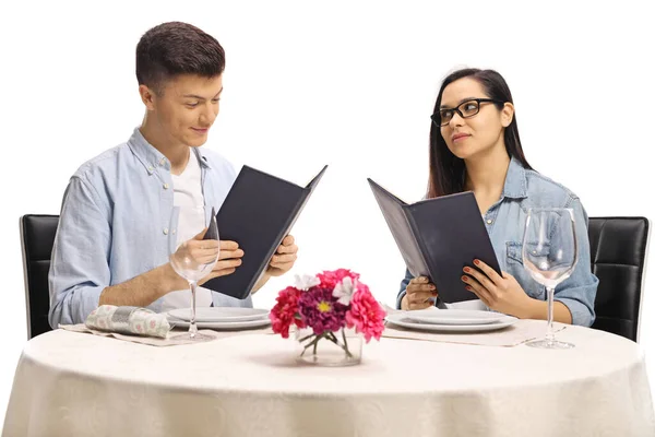 Eifersüchtige Freundin Blickt Ihren Freund Einem Restauranttisch Isoliert Auf Weißem — Stockfoto