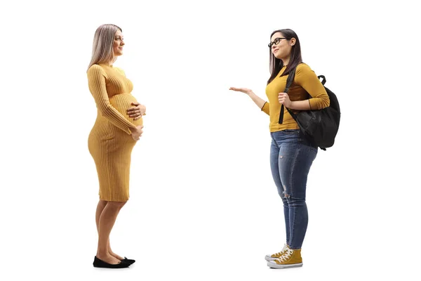 一名怀孕妇女和一名女学生在与白人背景隔离的情况下进行对话的全景照片 — 图库照片