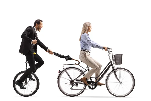 Чоловік Костюмі Краватці Тримає Парасольку Їде Триколісному Велосипеді Жінкою Велосипеді — стокове фото