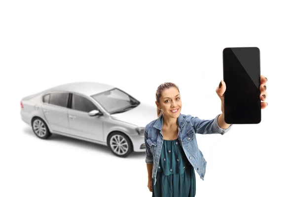 Jeune Femme Avec Une Voiture Argentée Tenant Téléphone Portable Devant — Photo