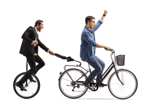 白い背景に隔離された三輪車と傘を持つ別の男を引っ張って自転車に乗って男 — ストック写真