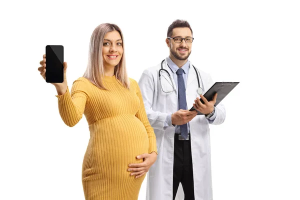 Man Gynaecoloog Een Zwangere Vrouw Met Een Smartphone Glimlachen Geïsoleerd — Stockfoto