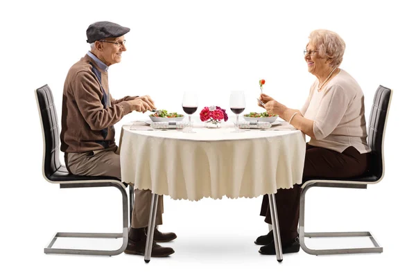 Homme Femme Âgés Ayant Une Salade Vin Une Table Isolée — Photo