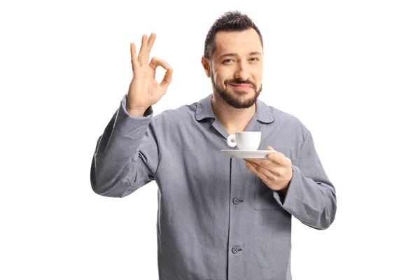 穿着睡衣 拿着一杯浓缩咖啡的男人在白色背景上做手势 — 图库照片