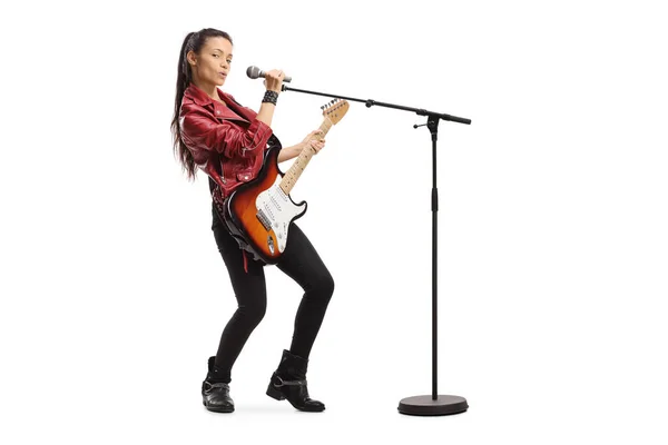 Joven Cantante Femenina Con Una Guitarra Eléctrica Micrófono Soporte Aislado — Foto de Stock