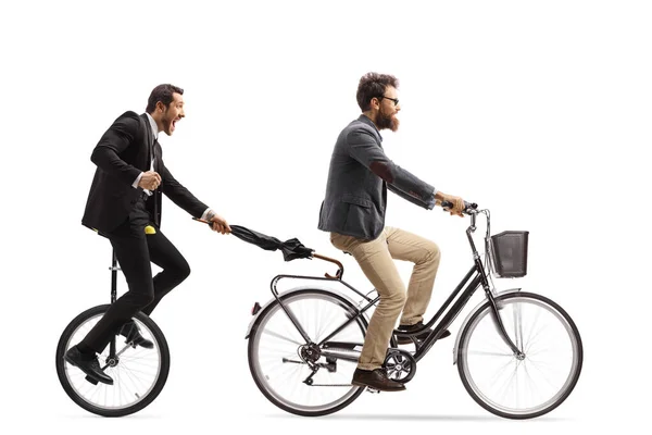 Hombre Montando Monociclo Sosteniendo Paraguas Detrás Hombre Con Una Bicicleta — Foto de Stock