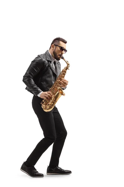 Full Length Profil Záběr Muže Kožené Bundě Hraje Saxofon Izolované — Stock fotografie