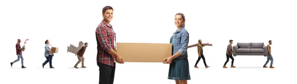 Νεαρός Άνδρας Και Γυναίκα Που Μεταφέρουν Ένα Κουτί Και Άτομα — Φωτογραφία Αρχείου