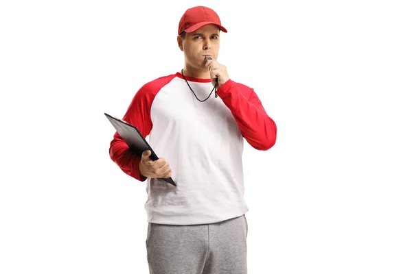 愤怒的棒球教练拿着记事板 用白色背景吹口哨 — 图库照片