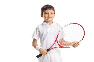 Beyaz arka planda izole edilmiş kameraya gülümseyen tenis raketli sevimli çocuk.