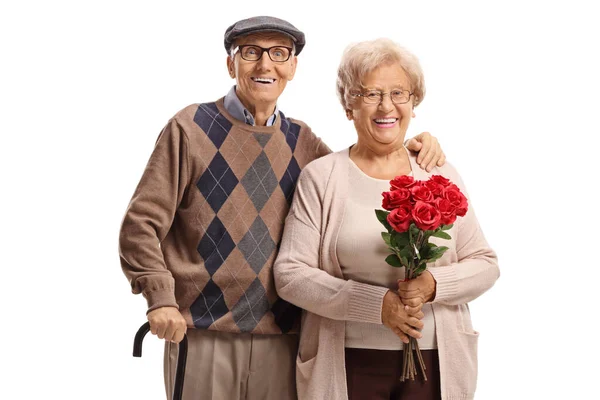 白い背景に赤いバラが孤立して立っている高齢者のカップル — ストック写真