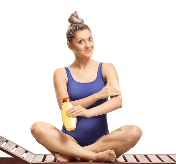 Jong Wijfje Een Zwempak Zetten Zonnecrème Haar Arm Geïsoleerd Witte — Stockfoto