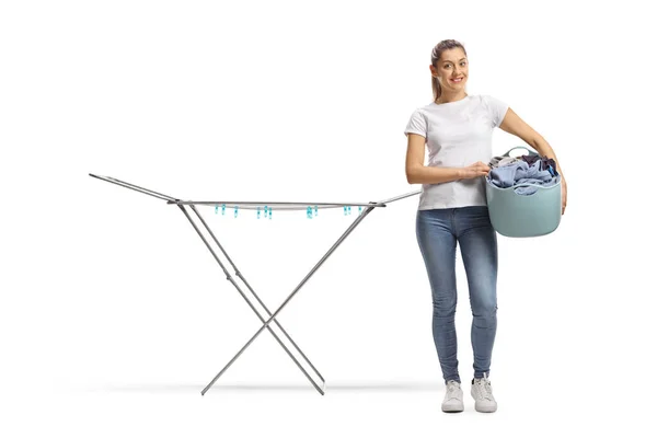 Young Female Holding Loundry Basket Standing Next Empty Clothing Line — Stock Photo, Image