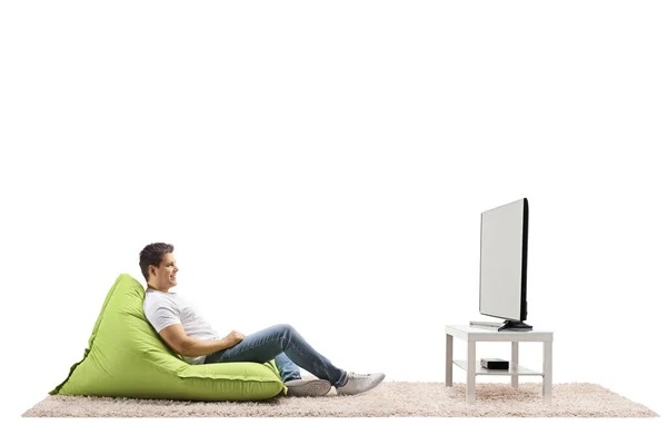 Yeşil Fasulye Koltukta Oturan Beyaz Arka Planda Izole Edilmiş Televizyon — Stok fotoğraf