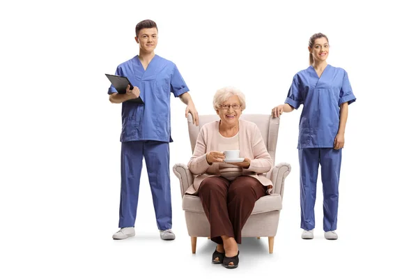 Άνδρας Και Γυναίκα Νοσοκόμα Στέκεται Δίπλα Μια Ηλικιωμένη Γυναίκα Κάθεται — Φωτογραφία Αρχείου