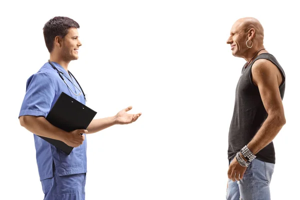 身穿蓝色制服的医生与一位白人背景的男性嬉皮士交谈 — 图库照片