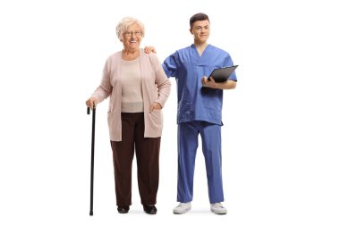 Dosyasıyla erkek hemşire portresi ve beyaz arka planda izole edilmiş bastonu olan yaşlı bir kadın hasta.
