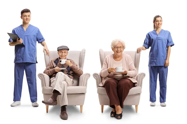 Enfermera Enfermera Con Pacientes Ancianos Felices Aislados Sobre Fondo Blanco — Foto de Stock