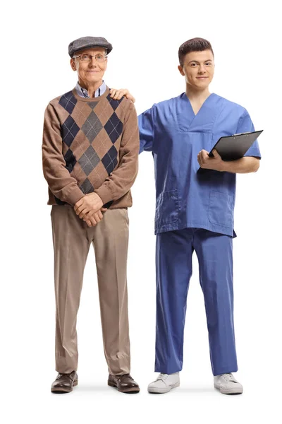 Ganzkörperporträt Eines Jungen Krankenpflegers Der Neben Einem Älteren Mann Steht — Stockfoto