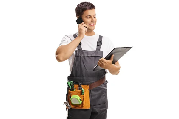 Reparatör Uniform Håller Urklipp Och Talar Mobiltelefon Isolerad Vit Bakgrund — Stockfoto