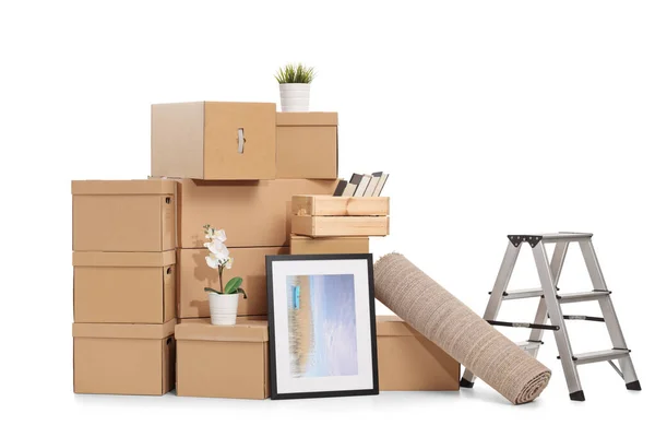 纸板箱堆积如山 装有在白色背景下隔离的家庭拆迁物品 — 图库照片