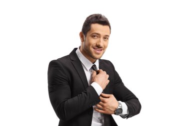 Kravatını düzelten iş adamı beyaz arka planda izole edilmiş