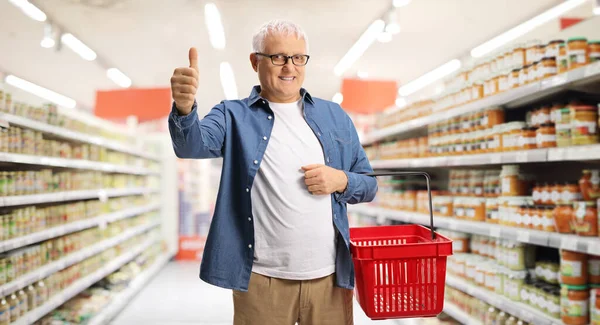 Volwassen Klant Met Een Leeg Boodschappenmandje Een Supermarkt Met Een — Stockfoto