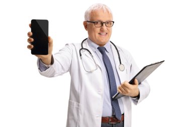 Olgun erkek doktor elinde bir dosya ve beyaz arka planda izole edilmiş bir cep telefonu gösteriyor.