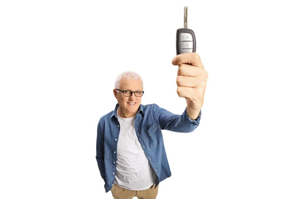 Starší Muž Ukazující Klíč Auta Před Kamerou Izolované Bílém Pozadí — Stock fotografie