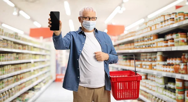 Зрелый Клиент Супермаркете Маске Мобильным Телефоном — стоковое фото