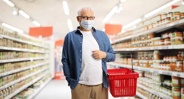 Volwassen Man Een Supermarkt Met Een Boodschappenmandje Een Antivirusmasker — Stockfoto