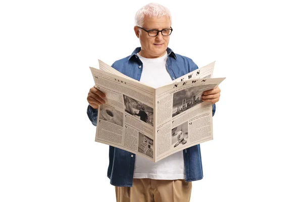 Gammal Man Läser Tidning Isolerad Vit Bakgrund — Stockfoto