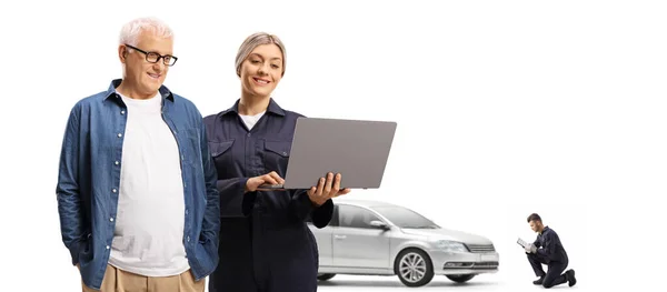 Volwassen Mannelijke Klant Een Vrouwelijke Auto Monteur Zoek Naar Een — Stockfoto