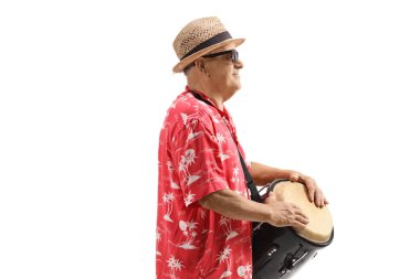 Sıradan olgun bir adam beyaz arkaplanda soyutlanmış konga davulları çalıyor.