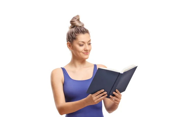 Joven Hembra Traje Baño Leyendo Libro Aislado Sobre Fondo Blanco — Foto de Stock