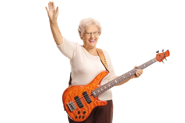 上了年纪的女人 带着电吉他在白色背景下对着摄像机挥手 — 图库照片