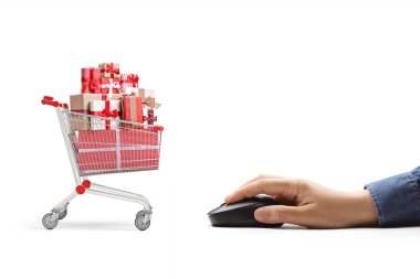 Bir bilgisayar faresine tıklayan erkek el ve çevrimiçi bir alışveriş beyaz arka planda izole edilmiş sunar