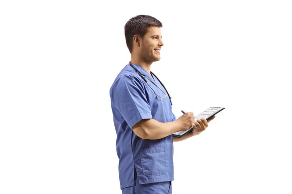 Médico Masculino Uniforme Azul Escrito Portapapeles Aislado Sobre Fondo Blanco — Foto de Stock