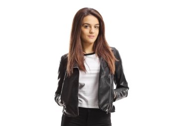 Beyaz arka planda deri ceket giyen genç bir kadın.