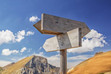 Dağdaki farklı yönler için tahta tabela.