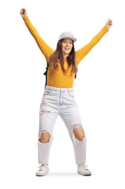 Beyaz arka planda izole edilmiş kollarını kaldıran mutlu genç bir kadının tam boy portresi.