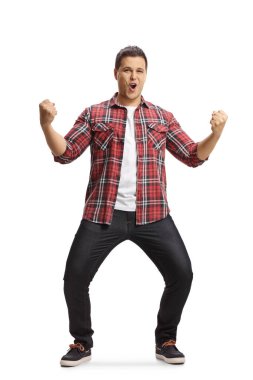 Beyaz arka planda izole edilmiş mutlu bir gencin uzun bir portresi.