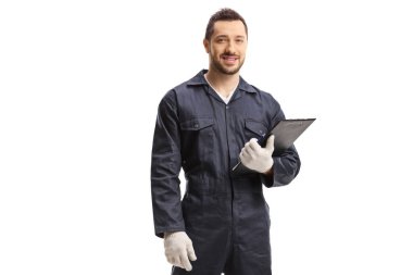 Tulum giymiş bir işçi beyaz arka planda izole edilmiş bir pano tutuyor ve duruyor.