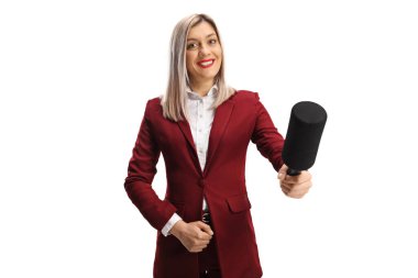 Beyaz arka planda izole edilmiş gülümseyen mikrofonlu bir kadın muhabir.