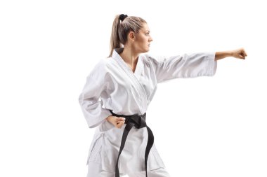 Kimonolu kadın beyaz arka planda izole bir şekilde dövüş sanatları yapıyor.