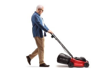 Normal yetişkin bir adamın beyaz arka planda biçerken tam boy profil çekimi.