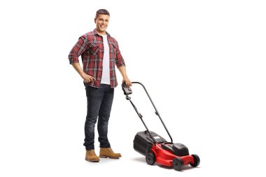 Beyaz arka planda izole edilmiş kameraya gülümseyen çim biçme makinesi olan genç bir adamın tam boy portresi.